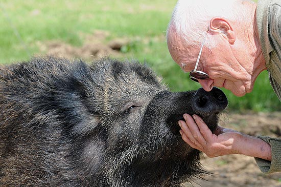 Yvan Blaise brinca com seu animal de estimação