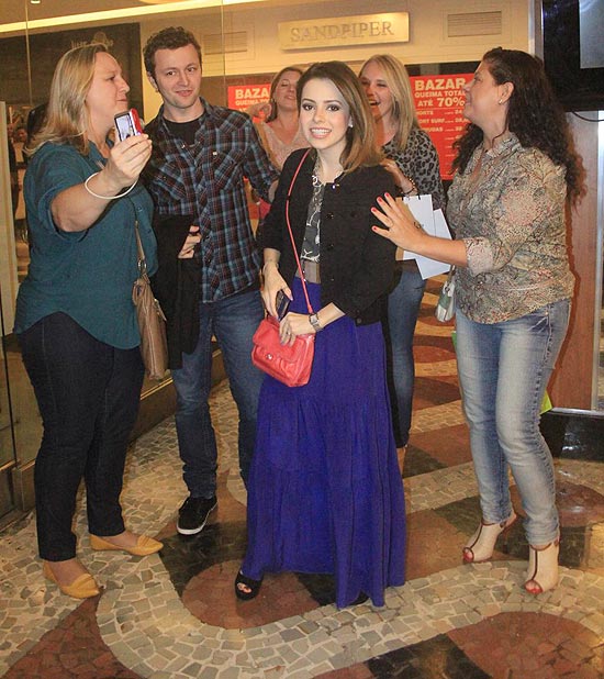 Sandy é cercada por fãs na saída de teatro no Shopping da Gávea