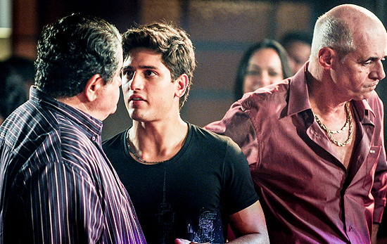 Roni (Daniel Rocha) discute com o pai, Diógenes (Otávio Augusto) em cena da novela "Avenida Brasil", da Rede Globo