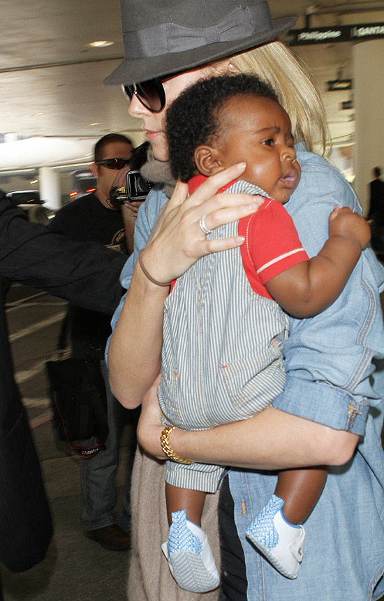 A atriz Charlize Theron com o menino Jackson, que ela adotou com nove dias de vida no passado mês de março