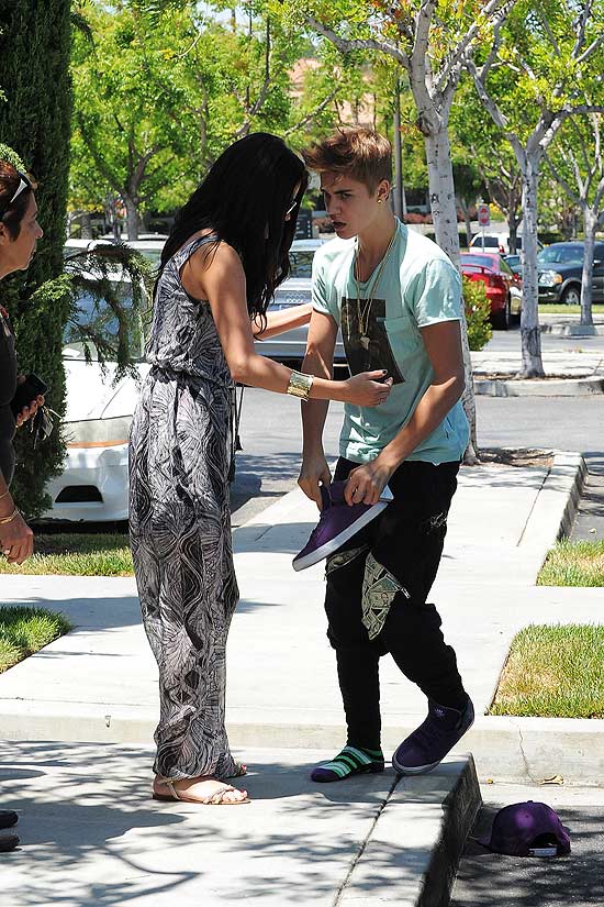Selena Gomez tenta acalmar o namorado perder a paciência, um tênis e o boné