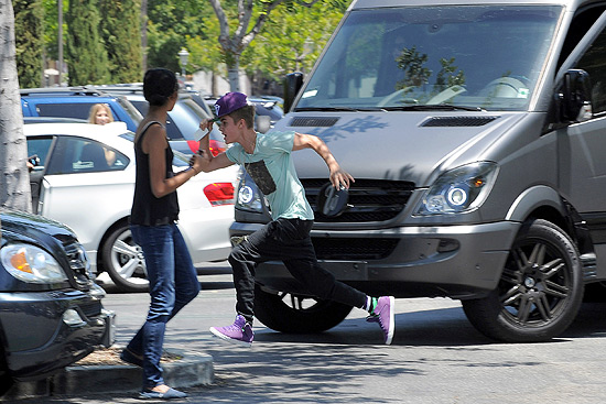 Justin Bieber corre atrás de paparazzo após ter carro bloqueado