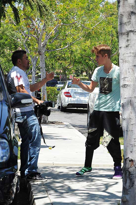 O paparazzo que discutiu com Bieber acusa o cantor de agressão