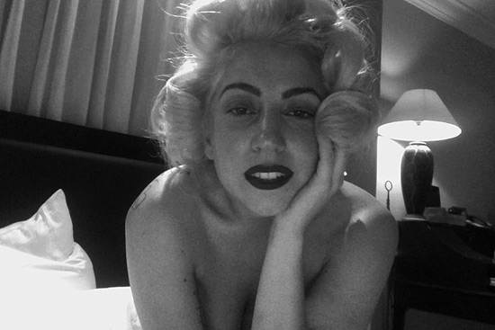 Lady Gaga caracterizada como Marilyn Monroe