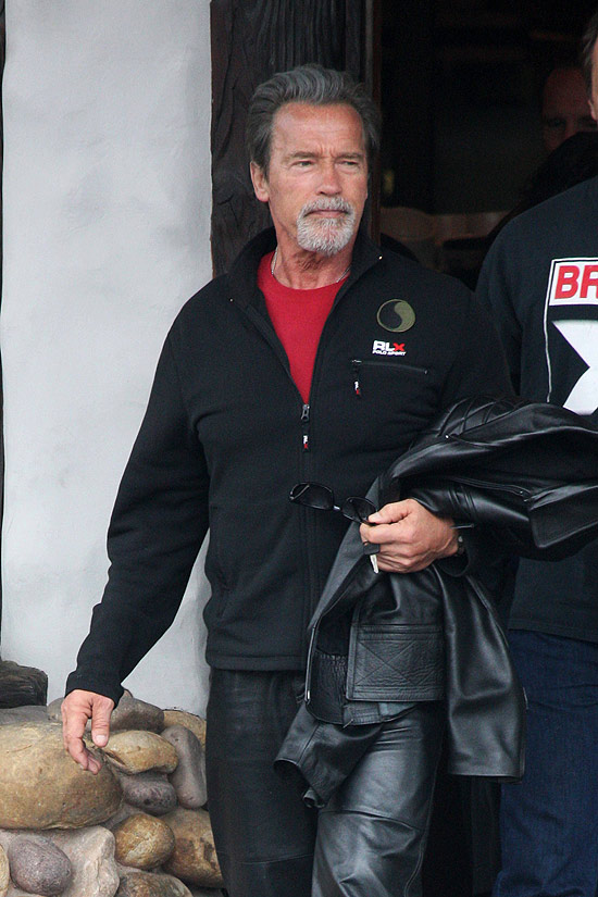 O ator Arnold Schwarzenegger, de barba e cabelos grisalhos