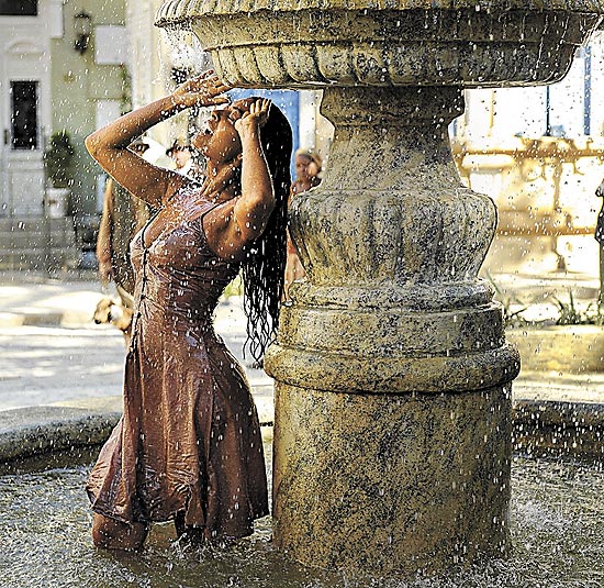 Juliana Paes toma banho em fonte de praça em cena da novela "Gabriela" (Globo), que estreia no próximo dia 18