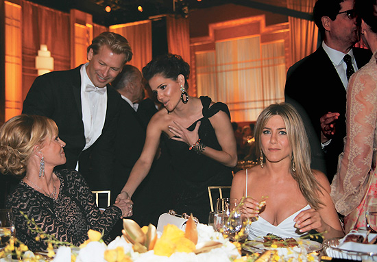 Ao lado de Marcello Coltro, da MGM, Deborah cumprimenta Melanie Griffith, que dividiu mesa com Jennifer Aniston