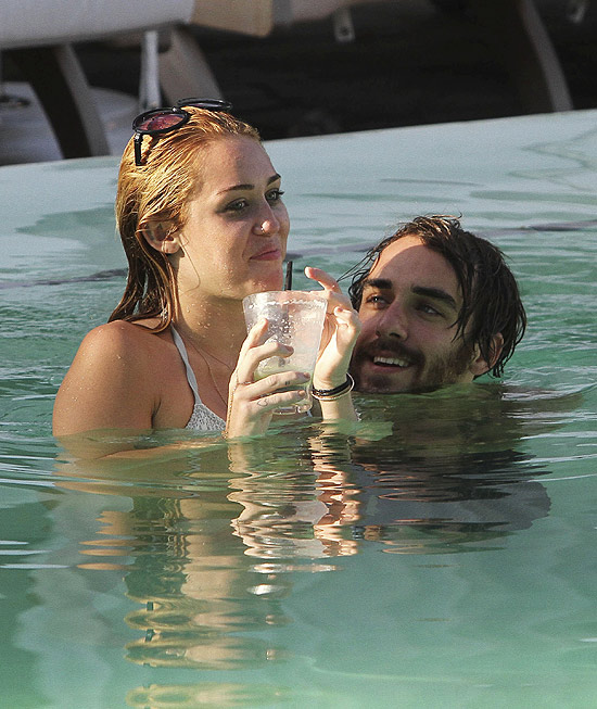 Miley Cyrus curte a piscina ao lado do amigo Cheyne Thomas