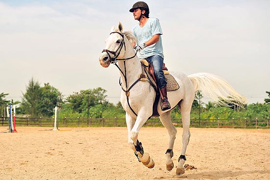 Rodrigo Lombardi pratica equitação para viver Theo, o protagonista da novela "Salve Jorge", da Globo