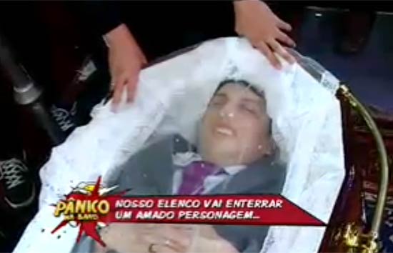 Ceará caracterizado como Silvio Santos dentro de um caixão