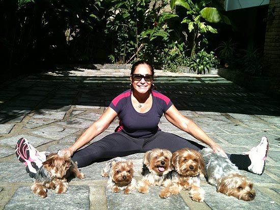 Susana Vieira faz alongamento acompanhada de seus cães