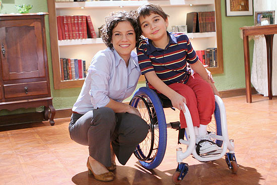 João Lucas Takaki, de nove anos, que vai viver o Tom de "Carrossel", com a professora Glória (Tereza Villela Xavier)