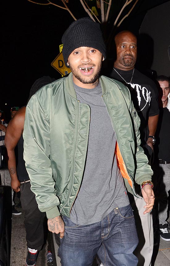 O cantor Chris Brown exibiu seu sorriso metálico