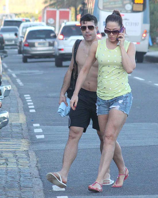 Claudia Raia e o namorado, Jarbas Homem de Mello, na praia do Pepe, no Rio