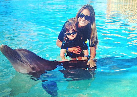 Ticiane, Rafaela e o golfinho