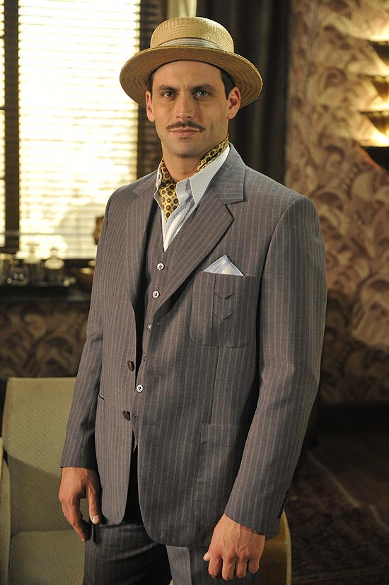 O ator Henri Castelli caracterizado como Romulo Vieira, seu personagem no remake de "Gabriela"