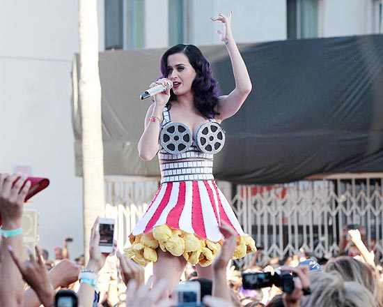 Cantora Katy Perry com um de seus bustiês malucos e perigosos