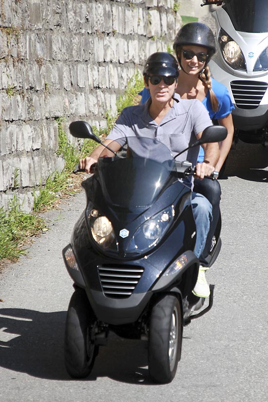O ator George Clooney passeando de moto com a namorada Stacy Keibler na garupa