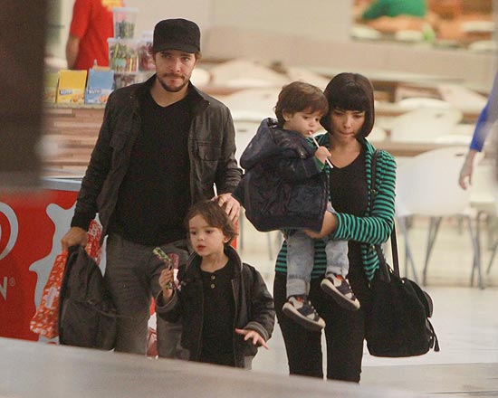 Daniel de Oliveira e Vanessa Giácomo com os filhos, na saída da academia