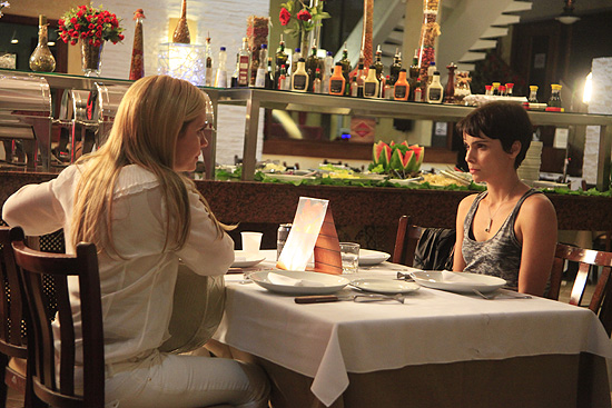 Carminha (Adriana Esteves) e Nina (Débora Falabella) em cena de 'Avenida Brasil