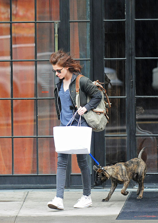 Kristen Stewart e o cachorro Bear