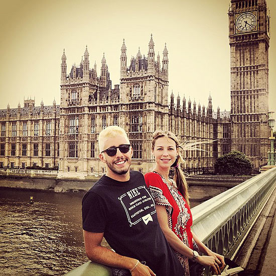 Luana Piovani passeia por Londres com o marido