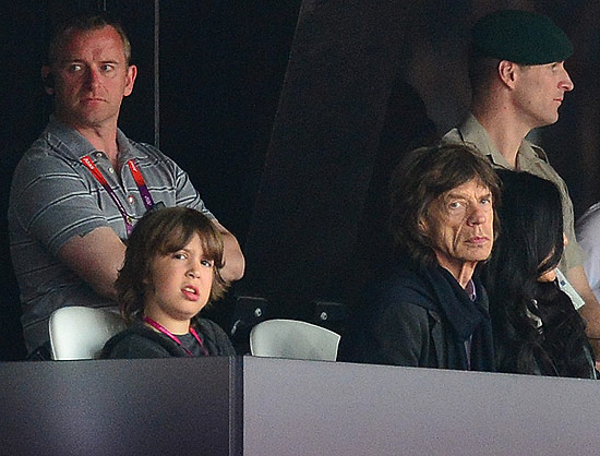 Mick Jagger e o filho Lucas no Estádio Olímpico em Londres