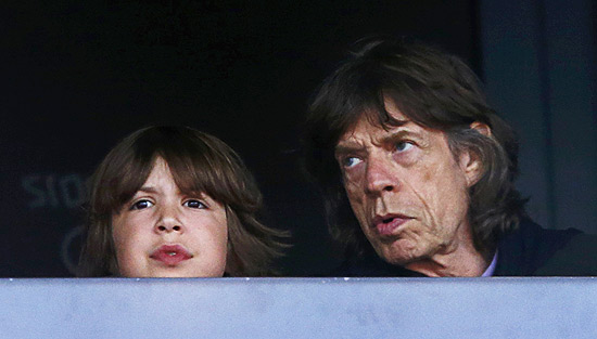 Mick Jagger e o filho Lucas no Estádio Olímpico em Londres