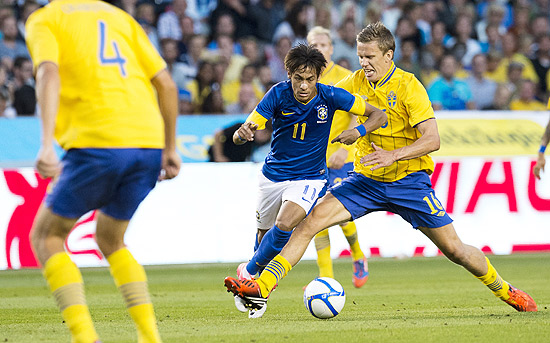 Neymar disputa bola com Pontus Wernbloom, da Suécia
