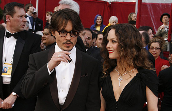 Johnny Depp e Vanessa Paradis; ela parece triste e apaixonada?