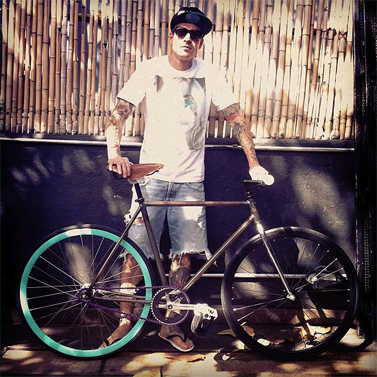 Mateus Verdelho, ex de Dani Bolina, comrpa bicicleta