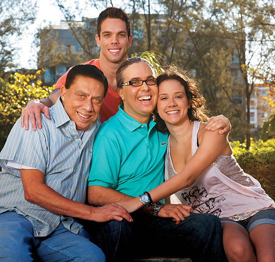 Flávio Silvino (camisa azul clara), o pai, Paulo (à esquerda), e os irmãos, João Paulo e Isabela