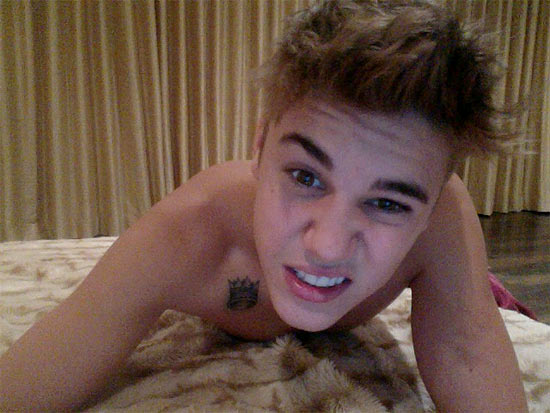 Justin Bieber exibe tatuagem nova no peito