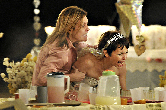 Carminha (Adriana Esteves) e Nina (Dbora Falabella) brigam em episdio da novela Avenia Brasil.
