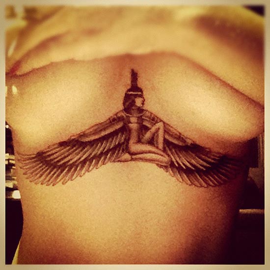 Rihanna mostra a nova tatuagem embaixo do seio; é uma homenagem à avó