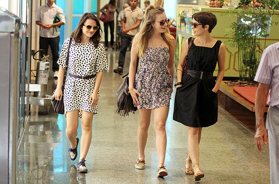 Bianca Comparato, Carol Abras e Débora Falabella no shopping Design Barra