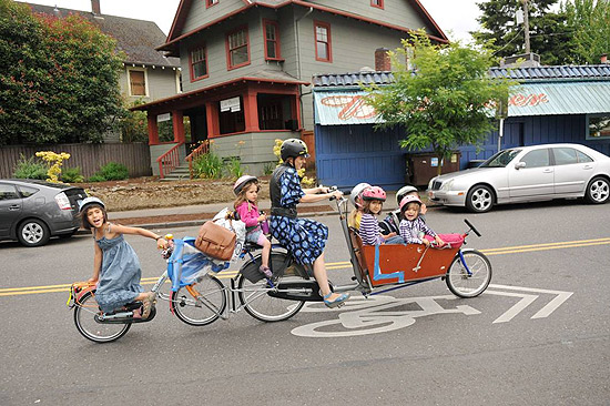 Emily e os filhos na sua bicicleta