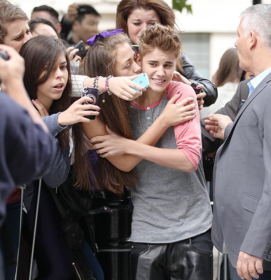 Bieber é apertado por fãs londrinas