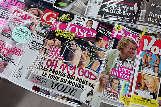 Exemplares da revista &quot;Closer&quot; que publicou fotos do topless de Kate Middleton