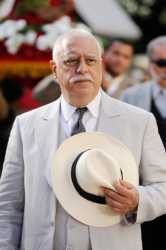 O ator Antônio Fagundes, caracterizado como o coronel Ramiro Bastos, seu personagem na novela "Gabriela" (Globo)