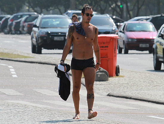 Paulo Vilhena sai da praia e caminha pela Orla