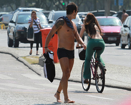 Paulo Vilhena olha para trás bem na hora que uma morena ciclista passava