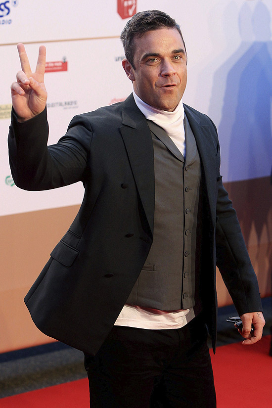 Robbie Williams volta s paradas britnicas com o single "Candy"