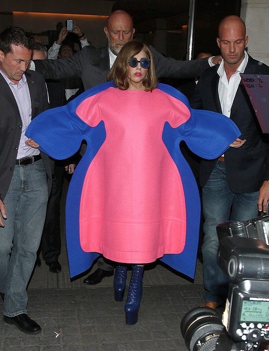 Com traje estranho, corpo de Lady Gaga se esconde de especulações sobre aumento de peso