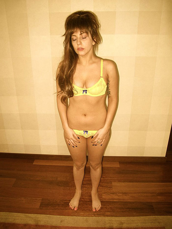 Lady Gaga publica foto de olhos fechados e diz que é bulímica e anoréxica desde os 15 anos