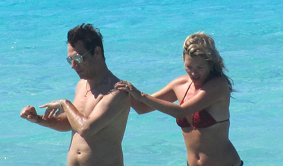 Jamie Hince e Kate Moss na praia