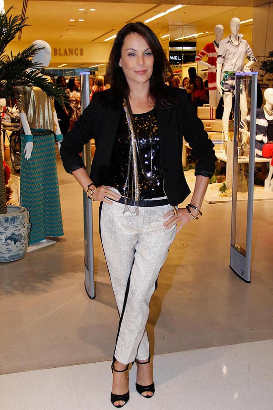 Carolina Ferraz durante o lançamento da coleção de uma grife de luxo em um shopping de São Paulo