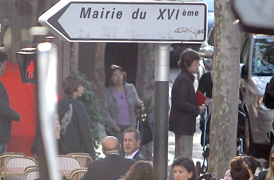 Lucas e Mick Jagger saem de restaurante em Paris, neste sábado (29)