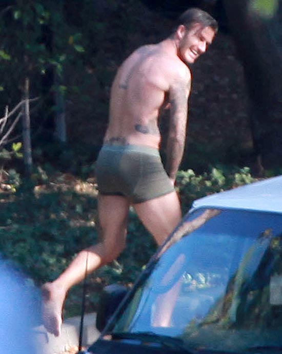 David Beckham arruma a cueca em ensaio da marca de roupas H&M