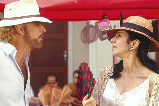 Os atores Francisco Cuoco e Marília Pêra em cena da novela "Lua Cheia de Amor", exibida pela Globo entre 1990 e 1991 